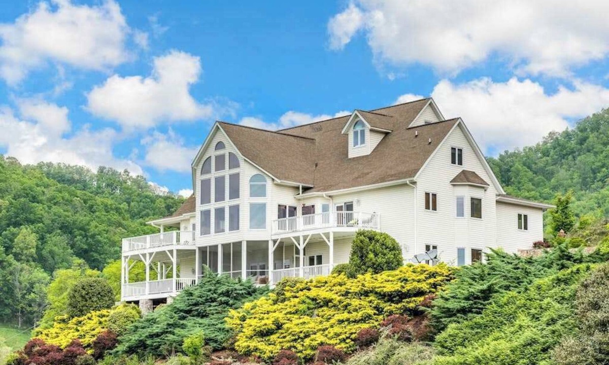 Clyde House | 10-acre manor with Blue Ridge views, game room, hot tub & private vintage diner