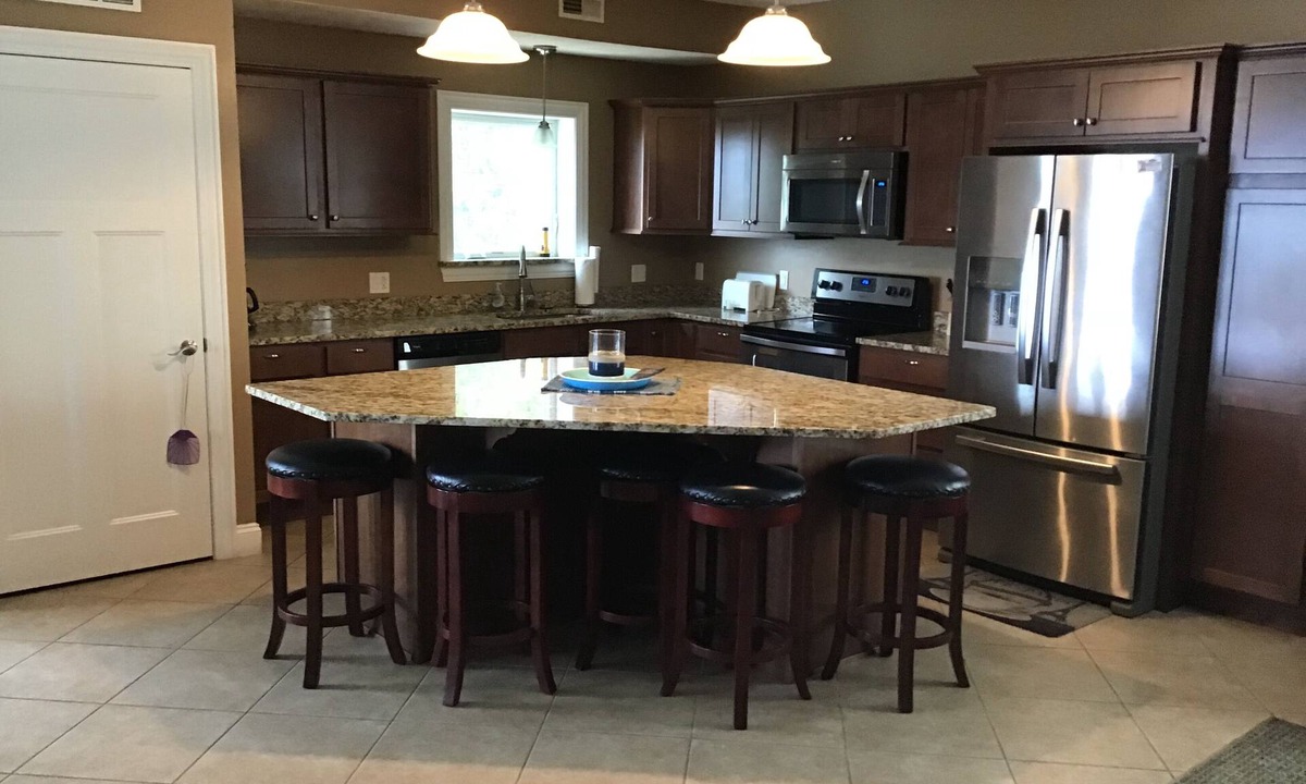 Geneva-on-the-Lake Condo | 2br/2ba Lakeview Condo-Private beach/balcony/indoor pool-Rent 4/5th free-ask!