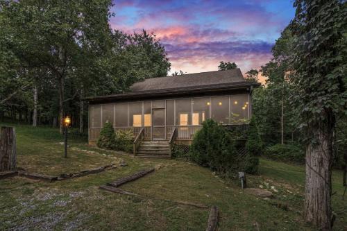 Luray House | 2BR home w BBQ grill & backyard