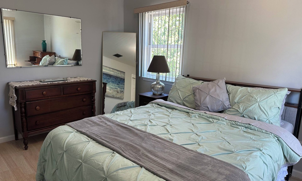 Alden Manor House | 2BR PRIV ENTRY 2nd floor of house in quiet neighborhood, close to everything!