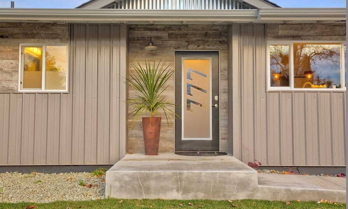 Grants Pass House | 3 Bedroom, 2 Bath, Clean, Bright, Modern Space, in a Quite, Modest Neighborhood