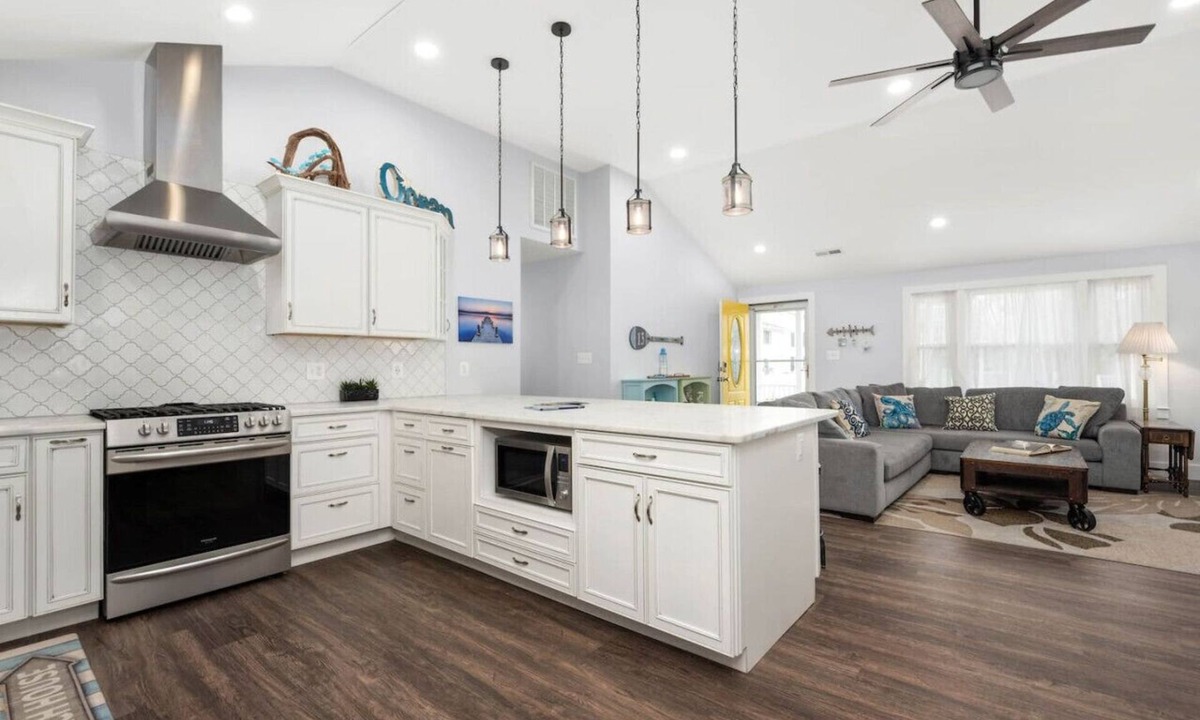 Little Salisbury House | 3 bedroom house comfortably sleeps up to 8 guests. Short walk to the beach.