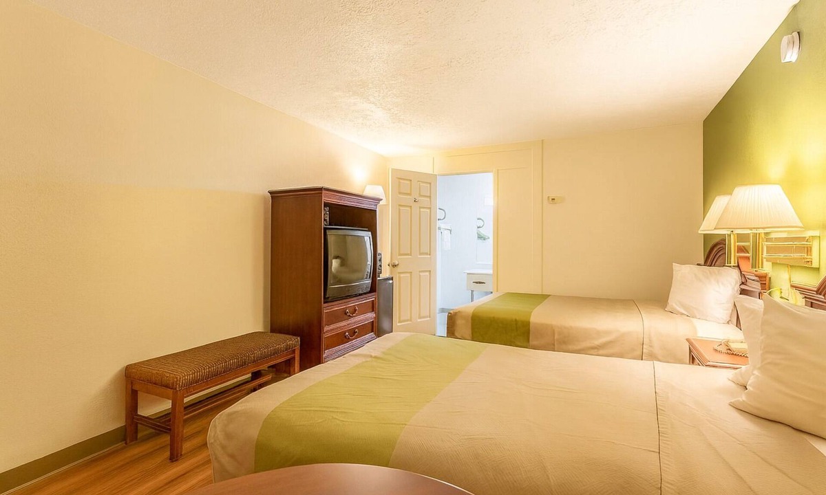 Edgewood Hotel | 4 Budget Edgewood Rooms w/Nearby Dining Options
