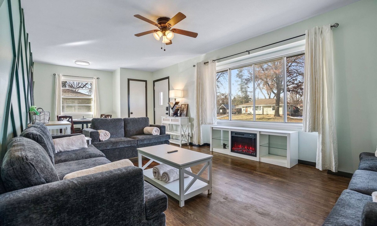 Richfield House | 4BR Near MOA & MSP | Game Room + Fenced Yard, Group Ready - Parking for 4 cars