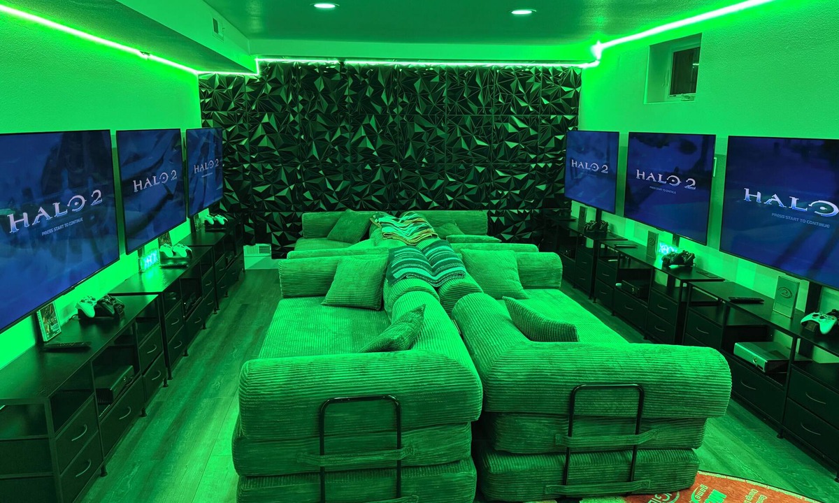 Arvada Plaza Area House | 5 Bedroom Retro LAN party house