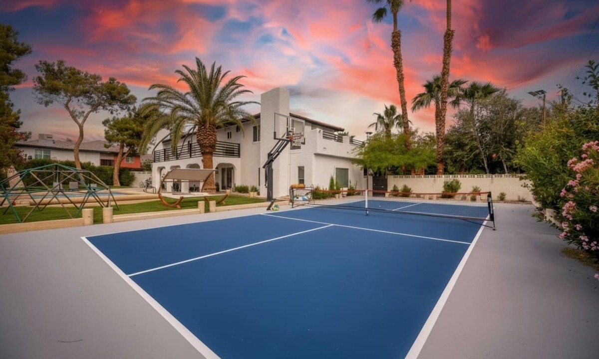 Las Vegas Villa | 5BR w/Pickleball &GameRoom &Pool -10 Min to Strip