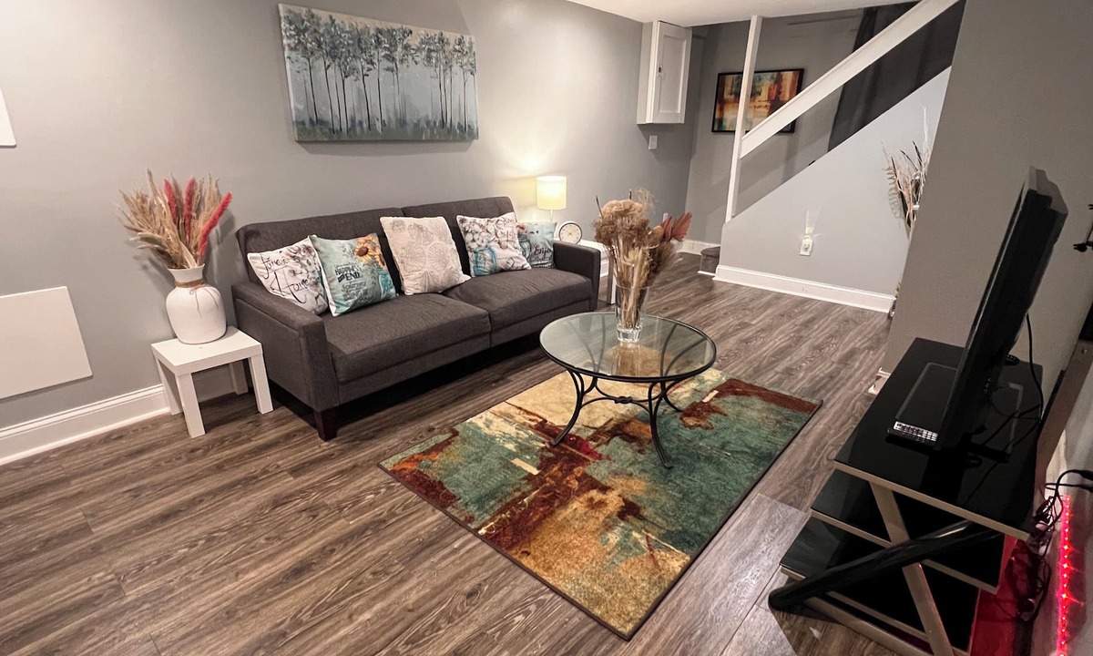 Overlea Apartment | A cozy/modern private suite. Mins away from I695/95 and the heart of Baltimore.