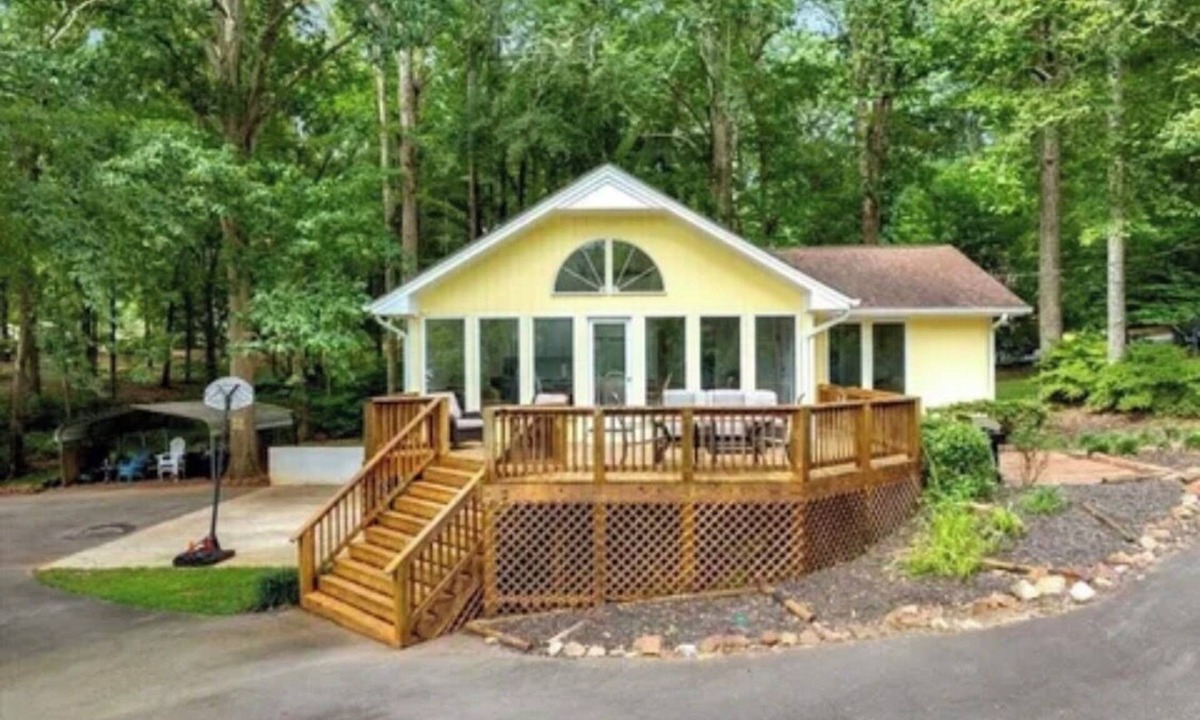 Bracey House | A Touch of Sunshine.Private Calm Water Cove.Sleeps 10!