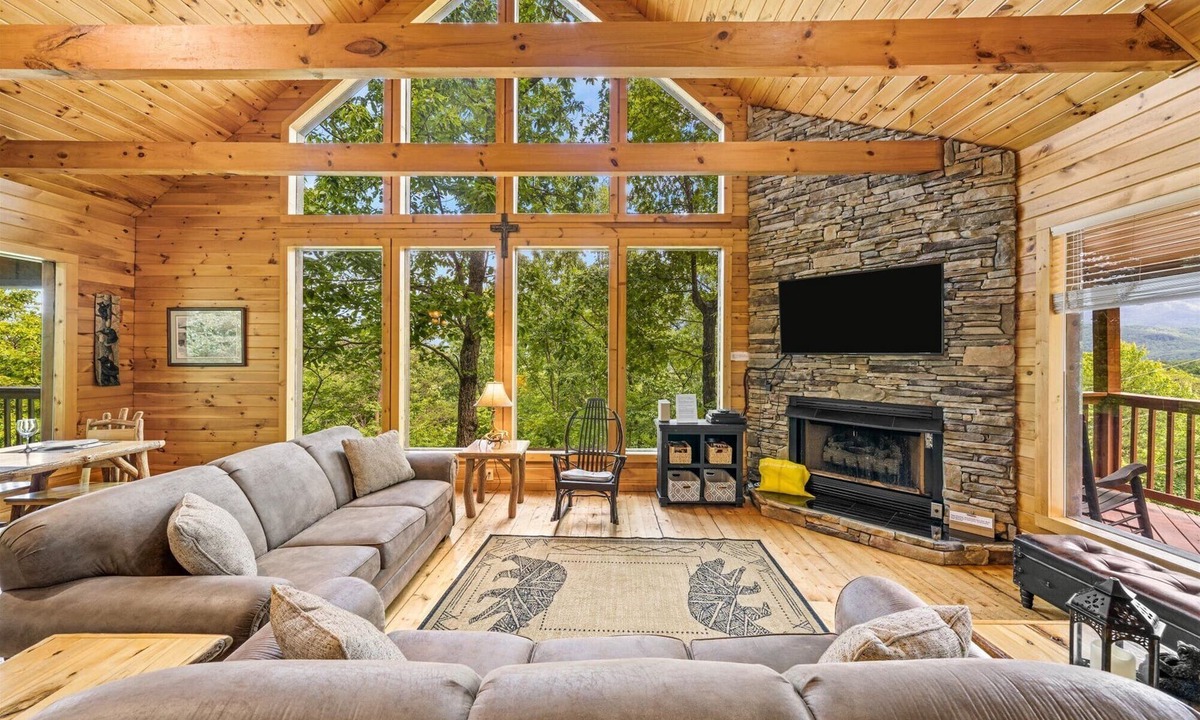 Gatlinburg Cabin | Above the Glades Stunning Views of Mt. LeConte. Minutes to downtown Gatlinburg!