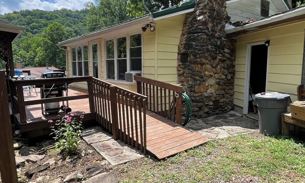 Confluence House | Adorable 2-bedroom lake house with Lake Access near Confluence