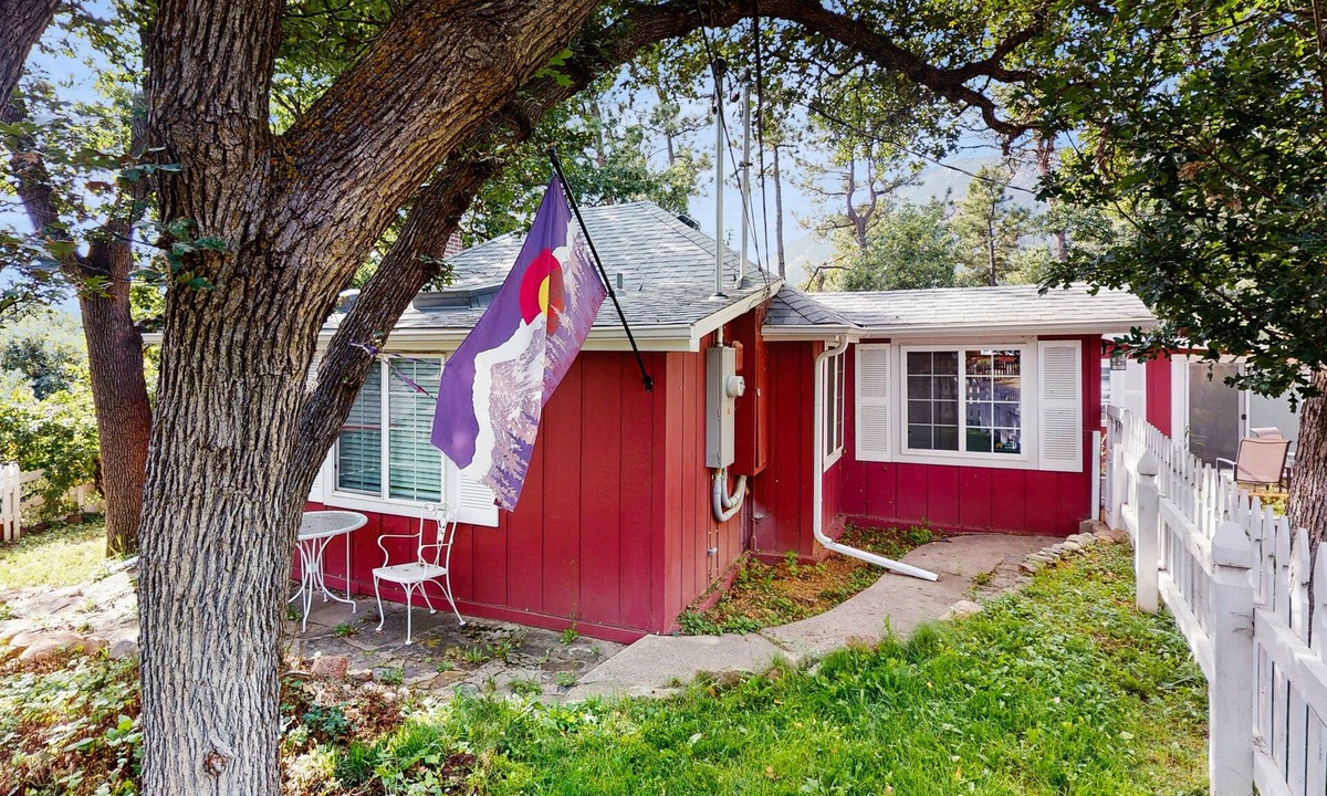 Broadmoor Cottage | Adorable cottage w/large deck, fast WiFi, gourmet kitchen, & great location