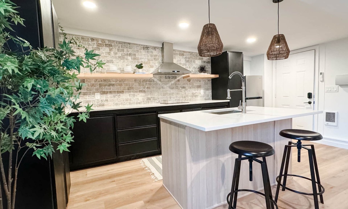 Alki Apartment | Alki Beach Courtyard Cabin- Walk to the beach!