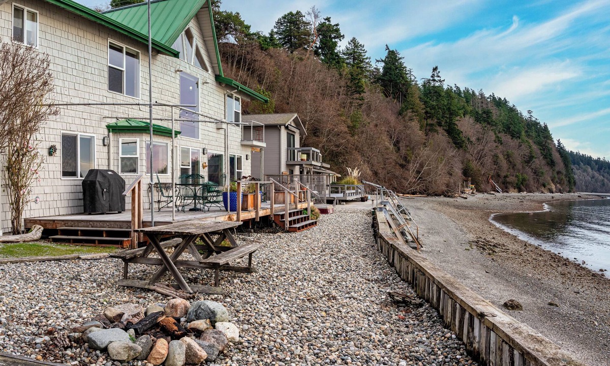 Camano Island House | Amazing Waterfront Beach House - 4 bdrms, 4 bathroom, foosball, kayaks and more!