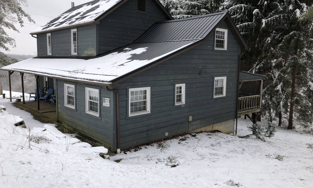 Killbuck House | Amish country Farmhouse in quiet Holmes County with fishing