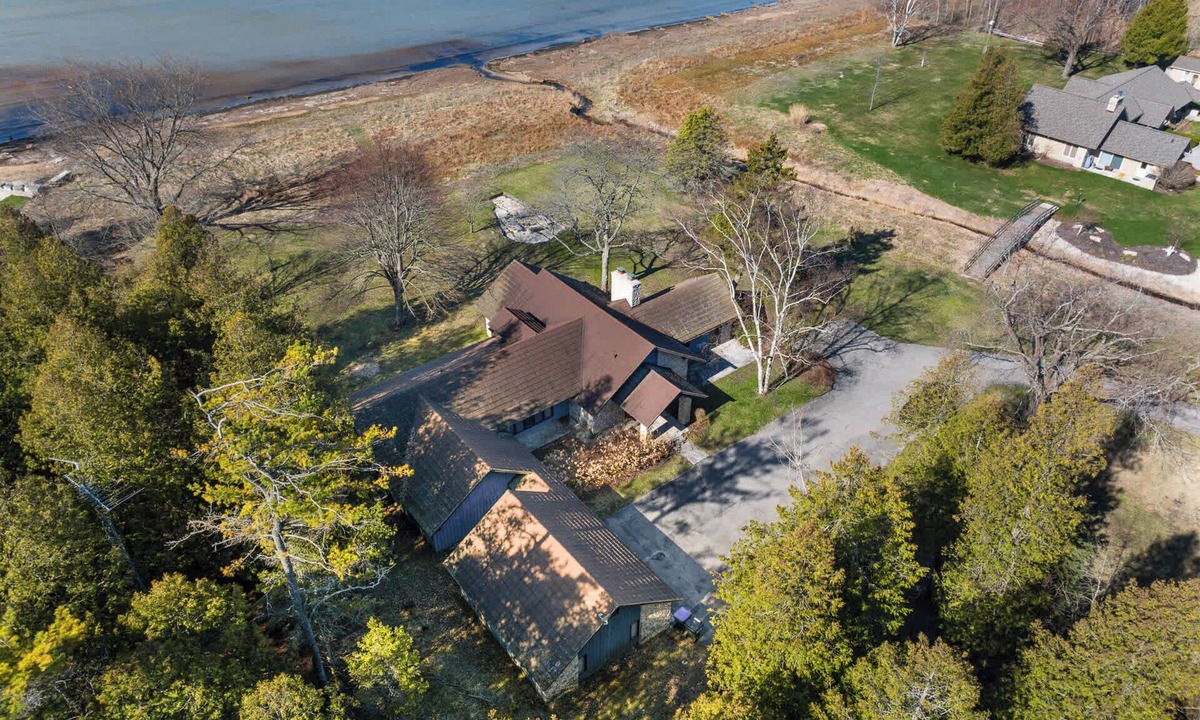 Baileys Harbor House | Baileys Harbor Lakefront Abode: Waterfront Haven