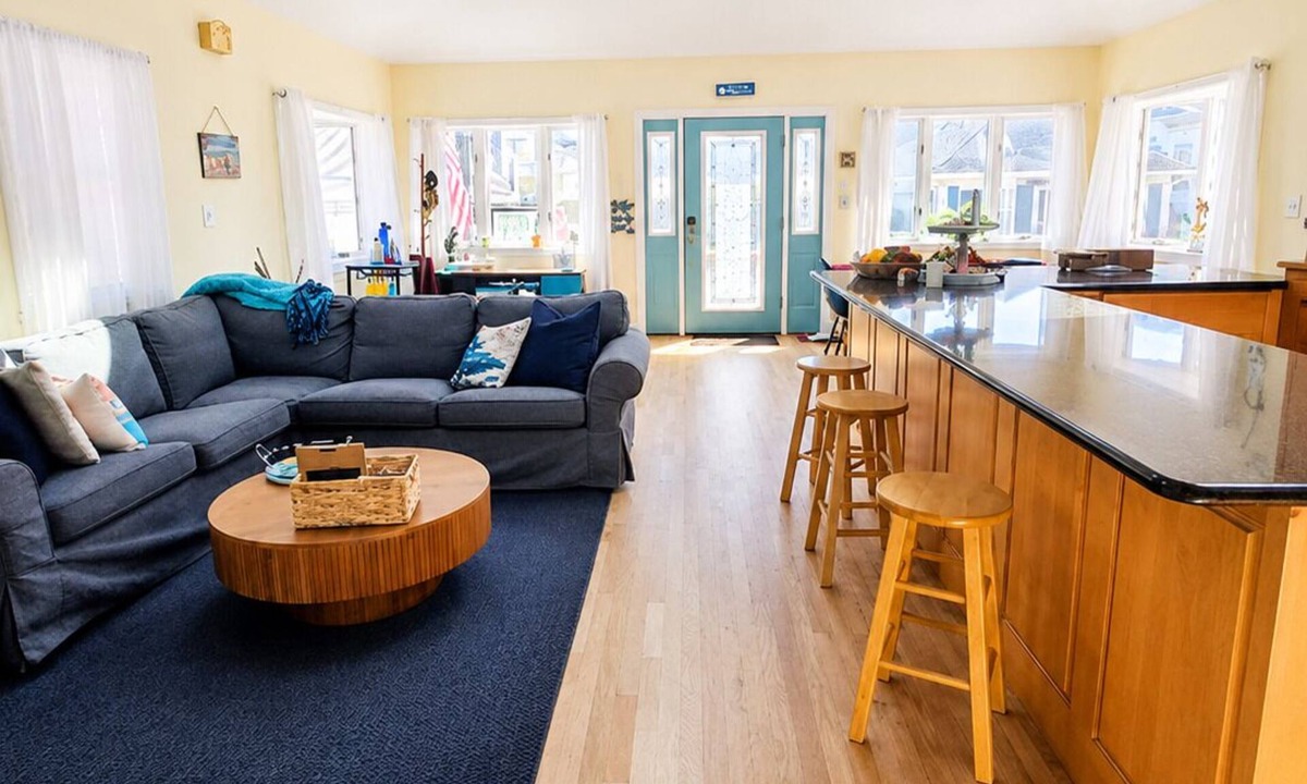 Long Beach House | Beach Bungalow in the Heart of Town - Walk to Beach, Dining & Fun