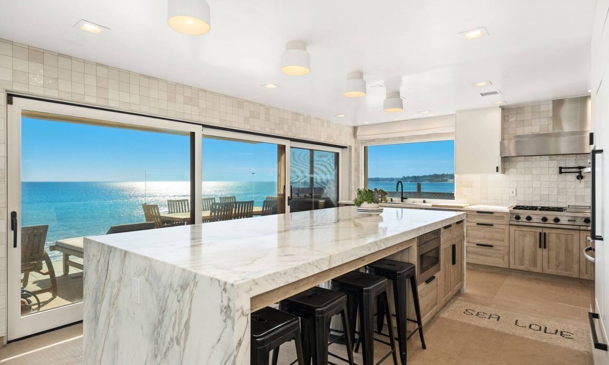 Central Malibu House | Beachfront- Centrally Located off PCH on Dry Beach