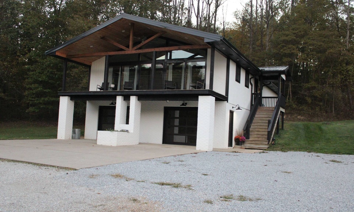 Sherrodsville House | Beautiful 3 bedroom/4 bathroom house near Atwood Lake with stocked pond