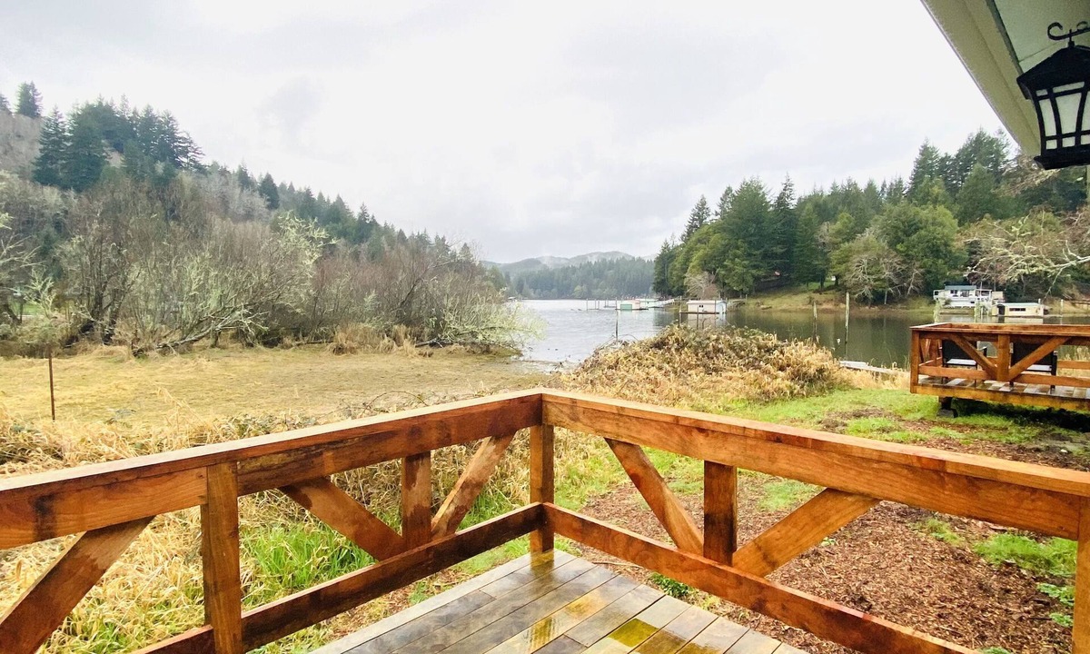 Lakeside House | BEAUTIFUL LAKEFRONT HOME with its own private boat ramp to launch your boat !