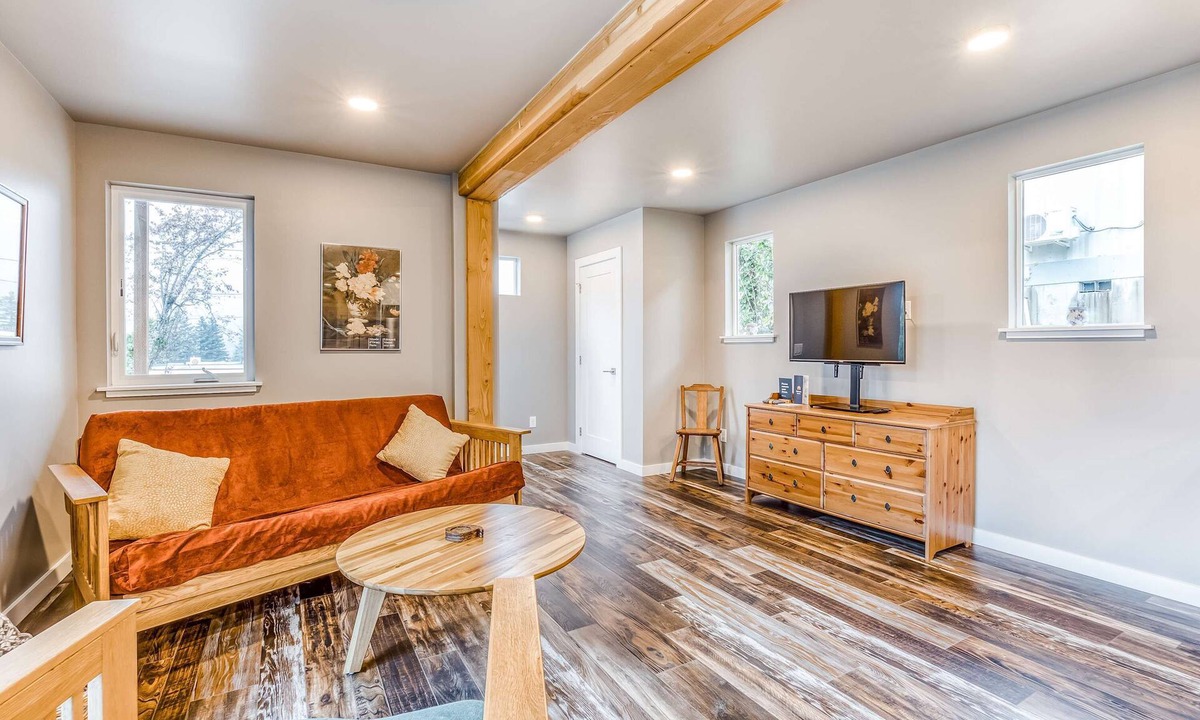Cascade Locks House | Beautiful storage container home w/Columbia Gorge views & prime location
