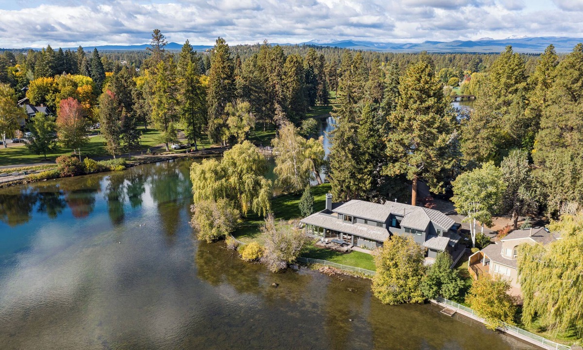 Bend House | Bend Waterfront Home: Hot Tub, Walk to Town