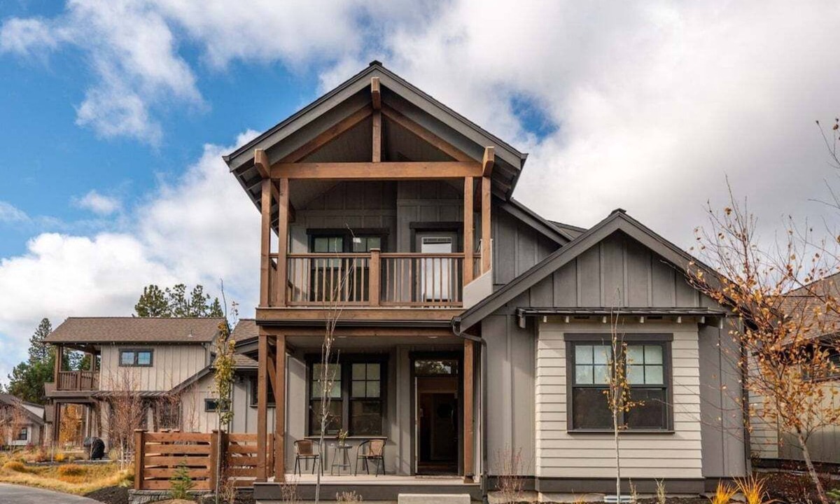 Sagewood House | Bluebird Day - Wild River Getaway, Escape to this cozy 2-bedroom retreat in Bend, OR.