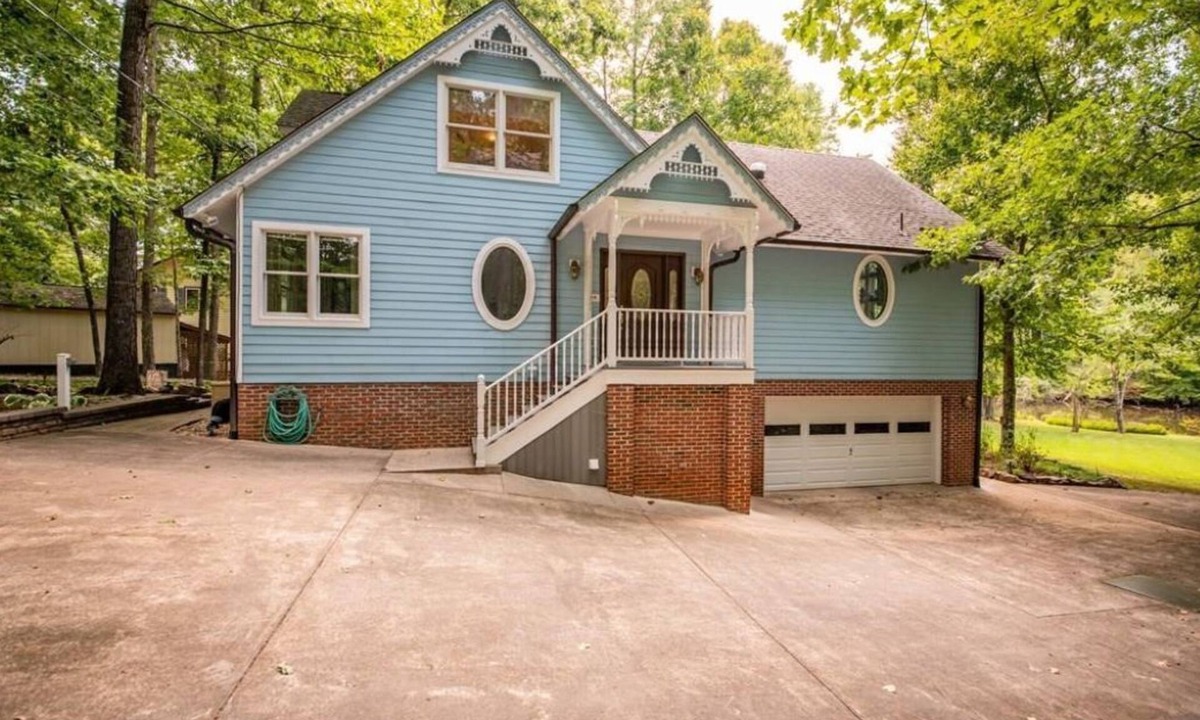 Bracey House | Calm Waters Encounters on the Lake - Lake Gaston, Virginia