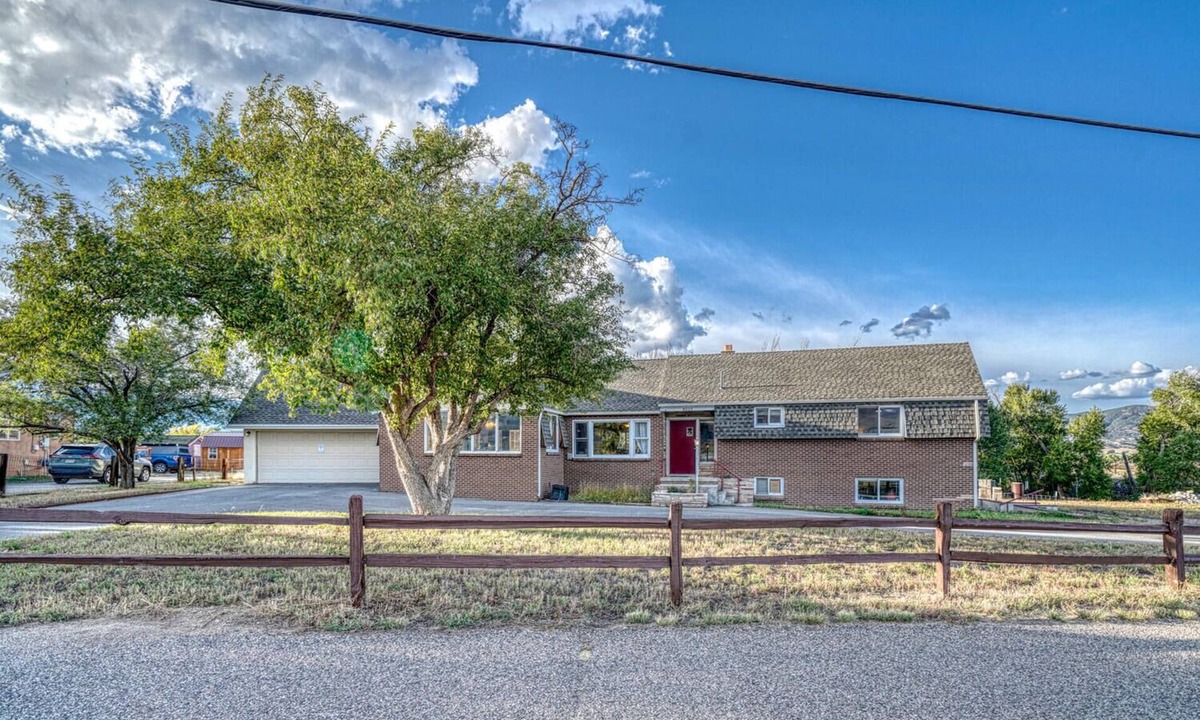 Salida House | Casa Commodore ~ Paddles, Pups & Proximity!