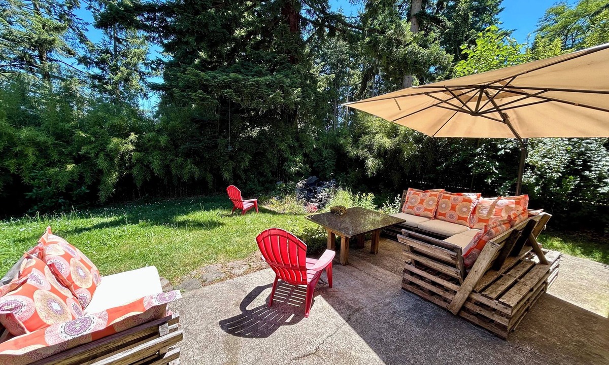 SeaTac House | Cascading Stream Oasis: 4BR Near SeaTac Airport with Air Conditioning