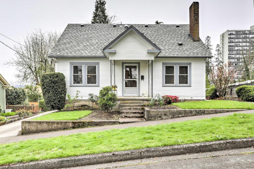 Market District House | Central Eugene House w/Updated Interior & Yard!