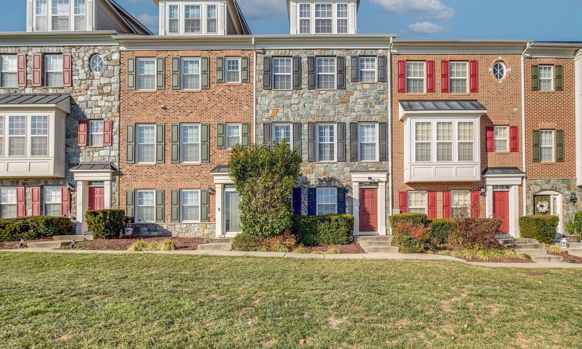 Laurel House | Centrally located Spacious 4-bedroom townhome in tranquil Laurel with AC.