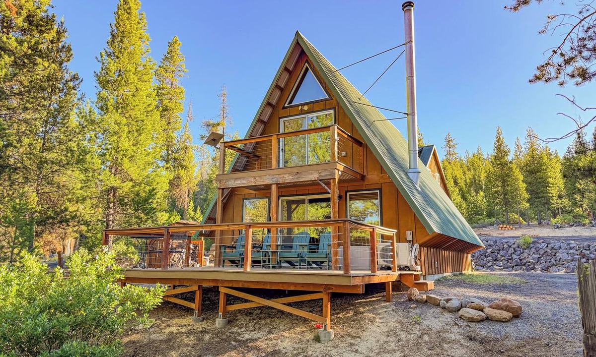 Crescent Ski Chalet | Chalet Cabin in Cascades Wonderland near Crater Lake w/EV Charger & Fast Wi-fi