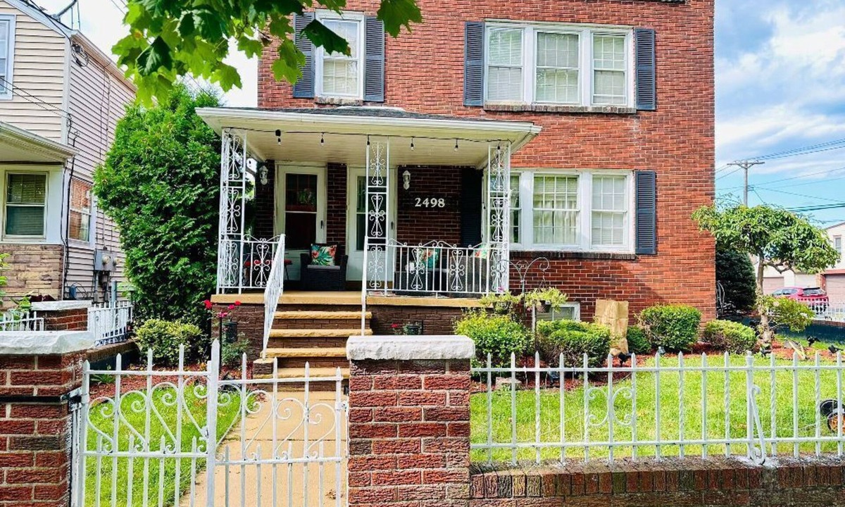 Niagara Falls House | Charming 2-bedroom house in enchanting Niagara Falls NY with AC, WiFi