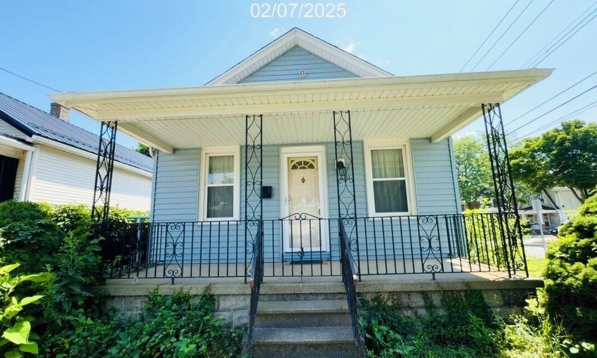 Niagara Falls House | Charming 2-bedroom house with AC near Niagara Falls can sleep upto 8