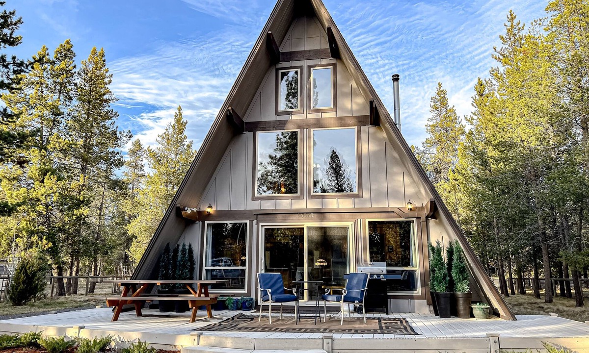 Oregon Water Wonderland Cabin | Charming 2-story chalet with deck, wood stove, Deschutes River access