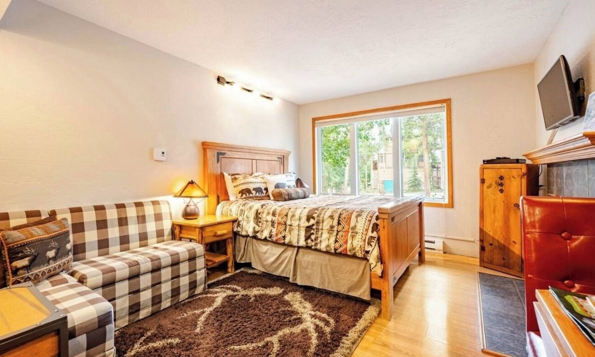 Four O'Clock Condo | Charming and Cozy Studio for Two! Four O'clock Lodge B05