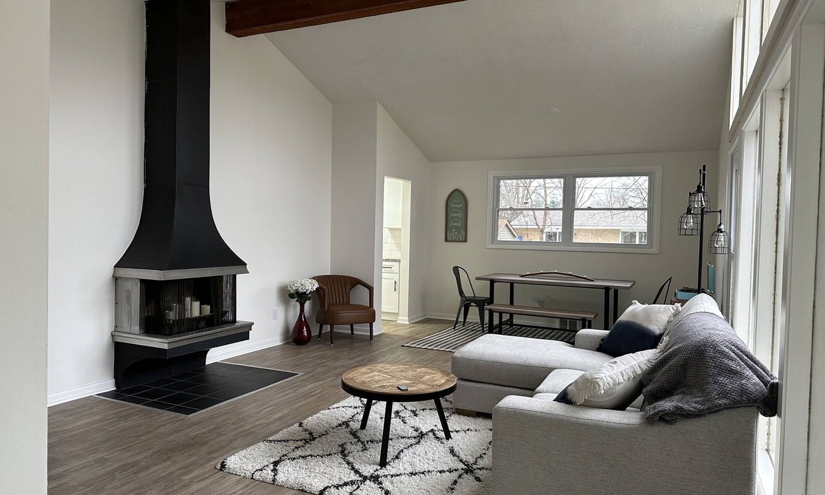 Mentor House | Charming Mentor Bungalow with Great Central Location and Fenced In Yard