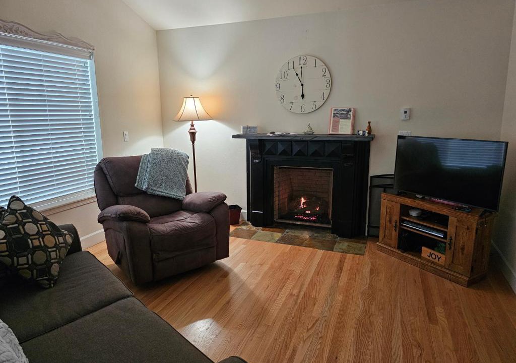 Myrtle Creek House | Charming, Private Cottage in Myrtle Creek