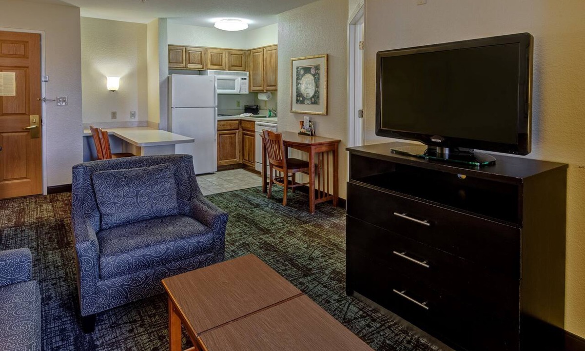 Glendale Condo | Cherry Creek Suite with Free Breakfast! Pool, Shared Hot Tub + Gym Access