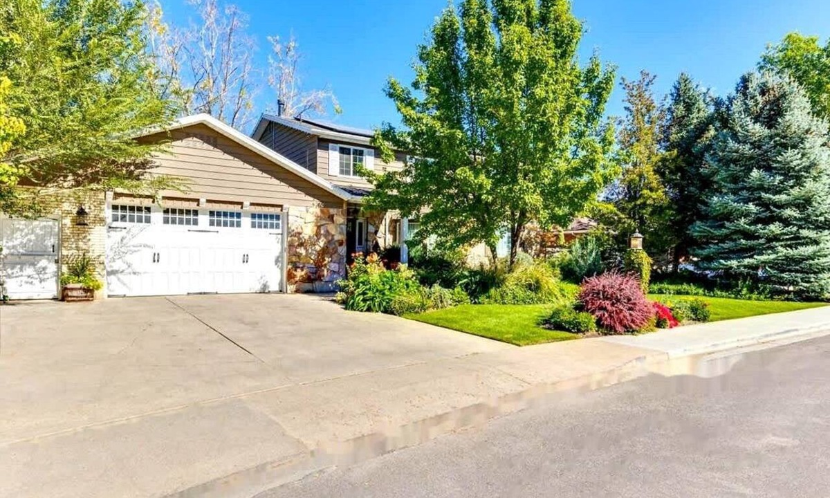 Orem House | Chic Escape:Pet Friendly w/Modern Charm & Waffles!