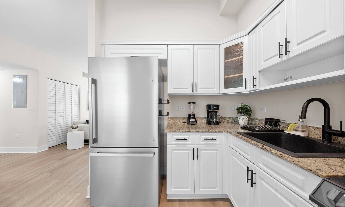West Avenue Apartment | Chic Sobe Retreat 2-bedroom 2 full bath apartment walk to Lincoln Rd & Bay