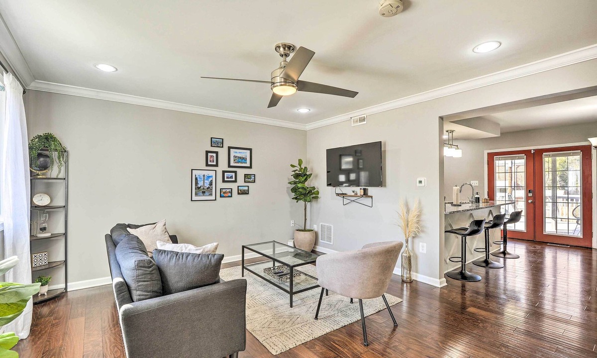 Beechfield House | Chic Townhome w/Deck: 6 Mi to Dtwn Baltimore