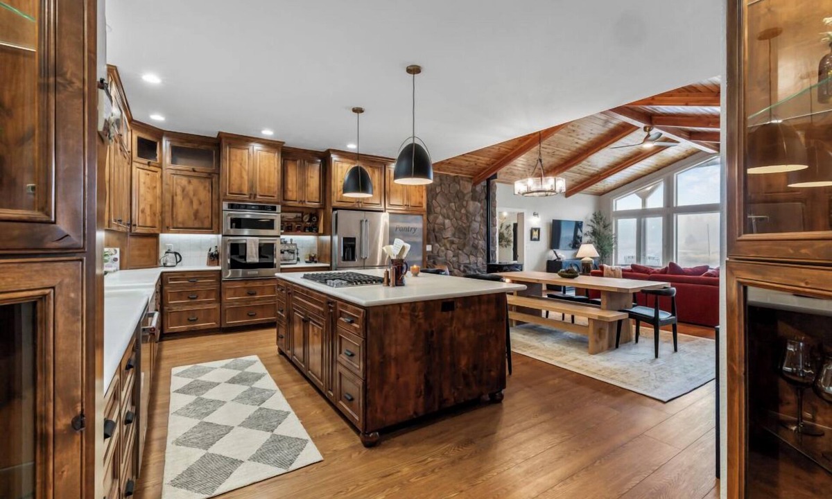 Chiloquin House | Chiloquin Ridge River Retreat | Riverfront Near Crater Lake Kayaks Fireplace