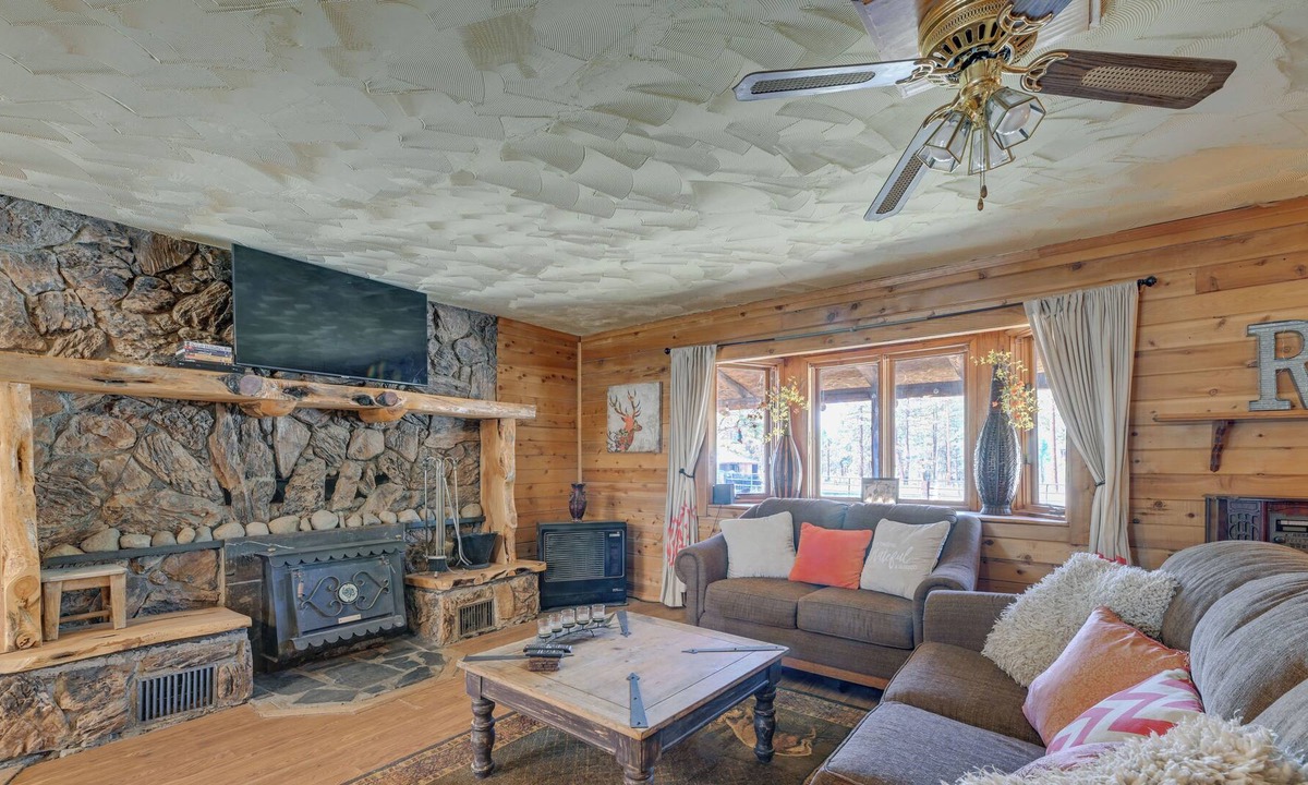 Chiloquin House | Chiloquin Vacation Rental on 100 Acres of Land!