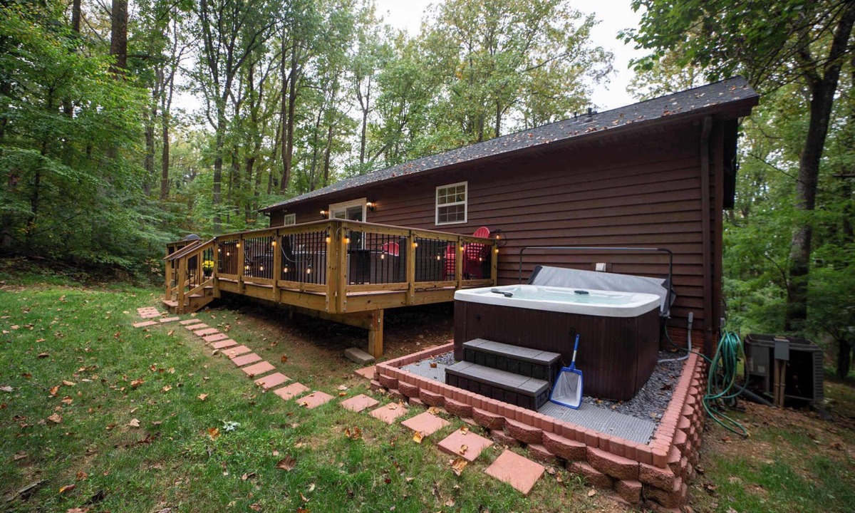 Front Royal Cabin | Chipmunk Hollow | Hot Tub, Grill & Fire Table | 3BR, Sleeps 6