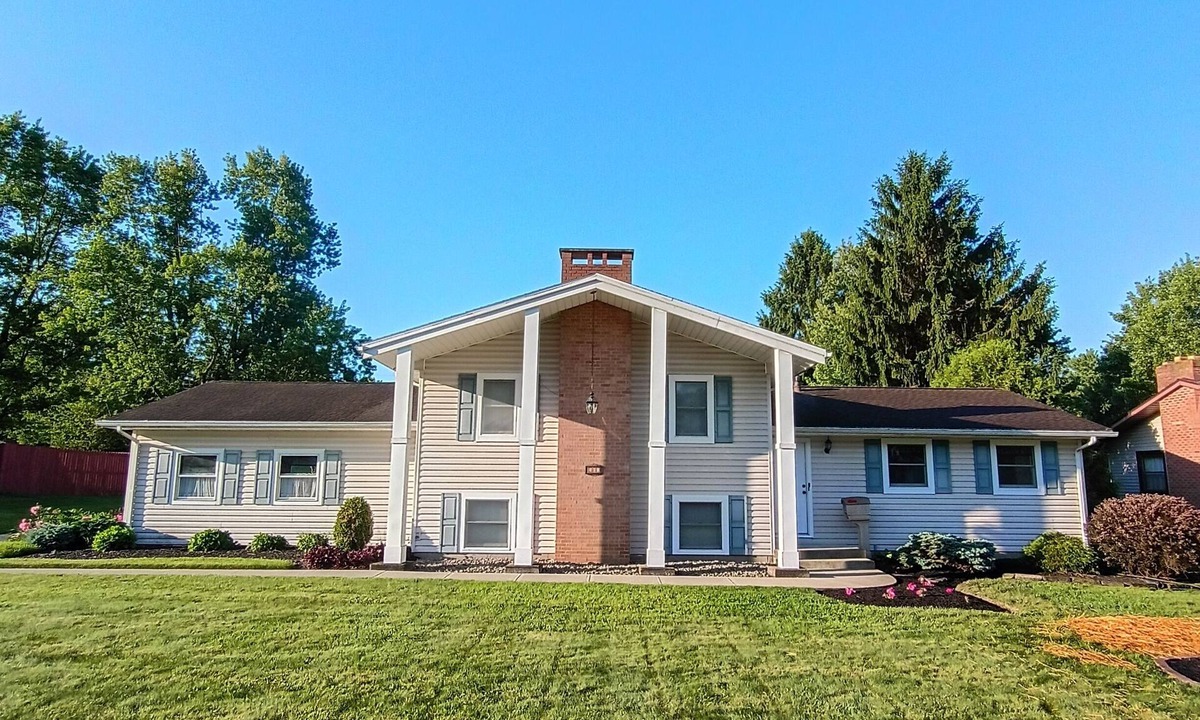 Lexington House | Cliffside Cottage-Cozy & Clean Home w/Hot Tub & Pool Table