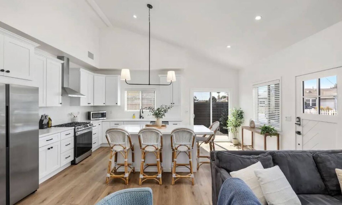 Del Aire House | Coastal Modern 3/2, Pet Friendly, AC, WIFI - Conveniently located home!