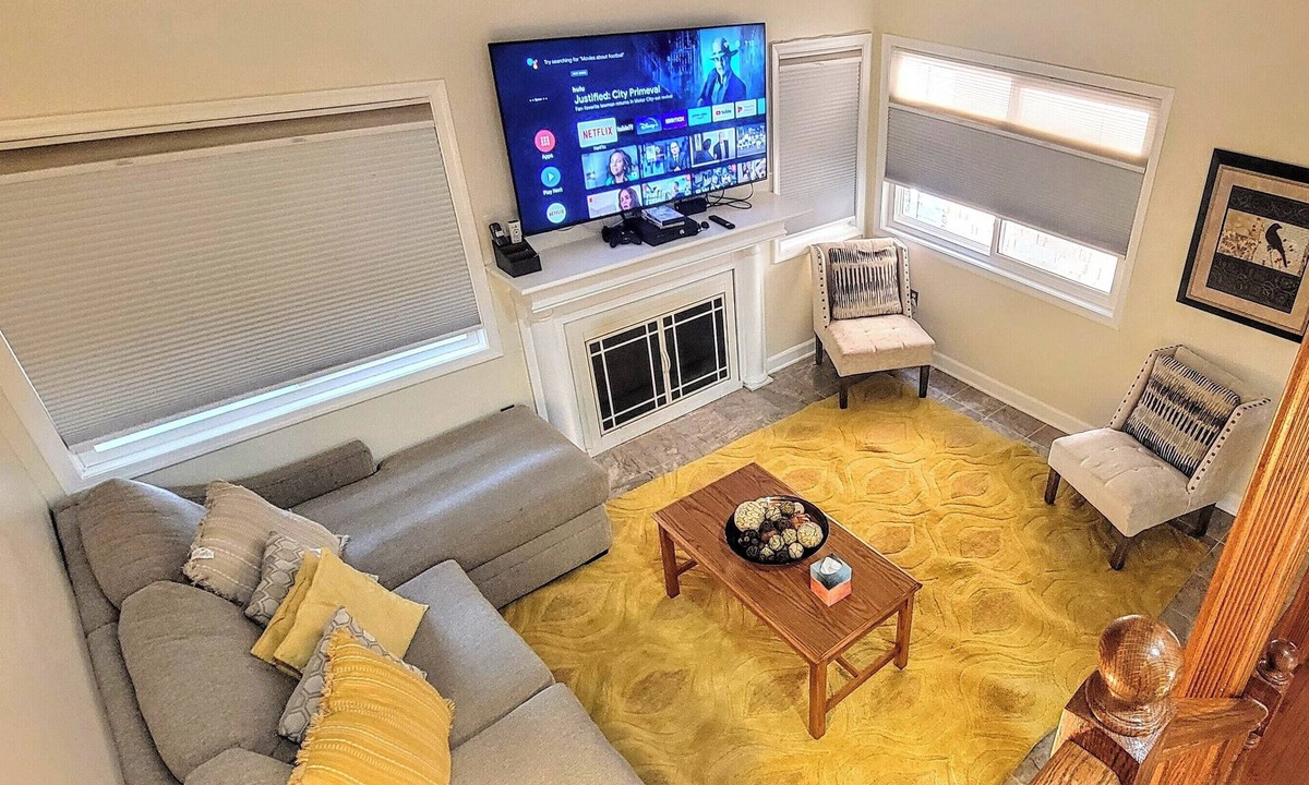 Herndon House | Comfortable 3 BDR/2.5 BATH TownHome near Dulles Airport, Metro, Fast WiFi