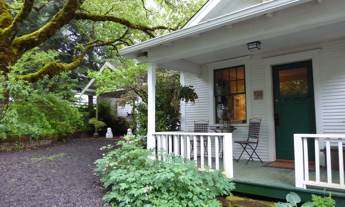Molalla House | Country Retreat with Hot Tub and Hiking. Close to Waterfalls and Wedding Venues.