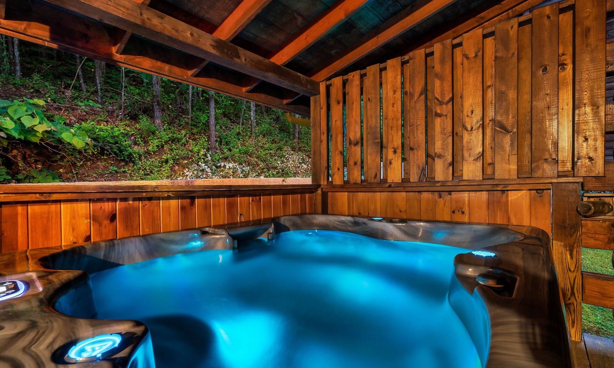 Pigeon Forge Cabin | Couples Cabin - Private Hot Tub - 1 Mile to Parkway